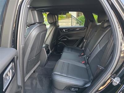 2023 Porsche Cayenne Platinum   - Photo 12 - Thousand Oaks, CA 91360