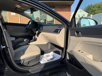 2017 Hyundai ELANTRA Limited - Photo 17 - Staunton, VA 24401