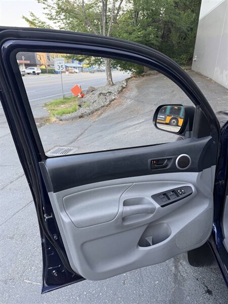 2013 Toyota Tacoma V6 4x4 4dr Double Cab 5.0 ft SB 5A - Photo 14 - Seattle, WA 98125
