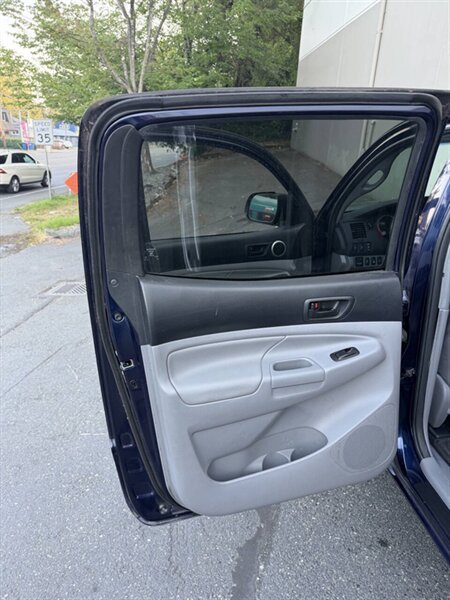 2013 Toyota Tacoma V6 4x4 4dr Double Cab 5.0 ft SB 5A - Photo 13 - Seattle, WA 98125