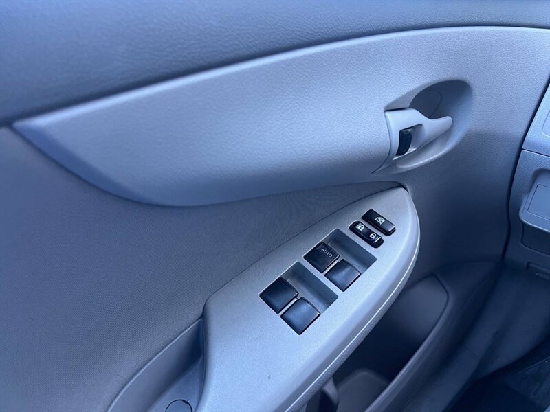 2009 Toyota Corolla LE 4dr Sedan 4A - Photo 10 - Seattle, WA 98125
