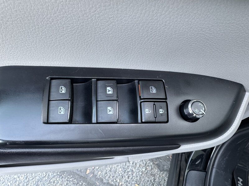 2016 Toyota Highlander XLE - Photo 9 - Seattle, WA 98125