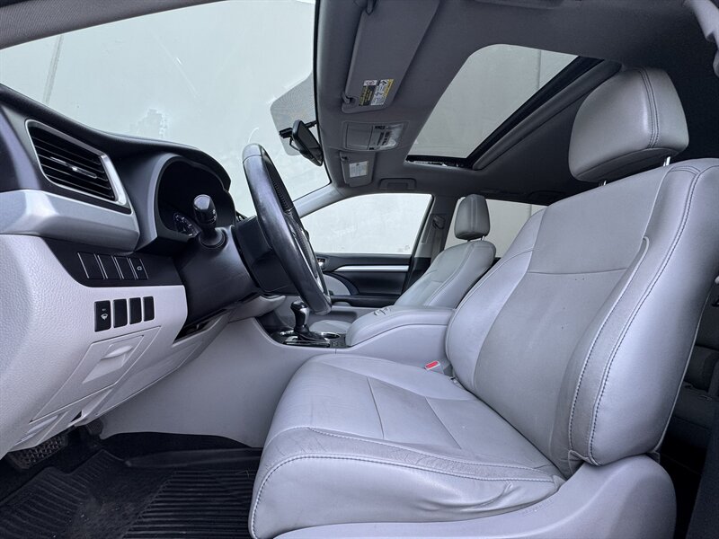 2016 Toyota Highlander XLE - Photo 8 - Seattle, WA 98125