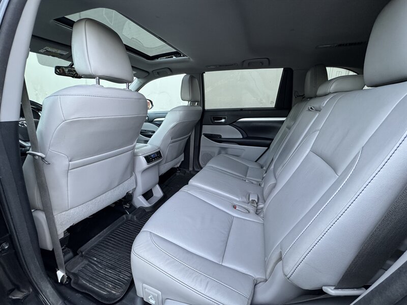 2016 Toyota Highlander XLE - Photo 18 - Seattle, WA 98125