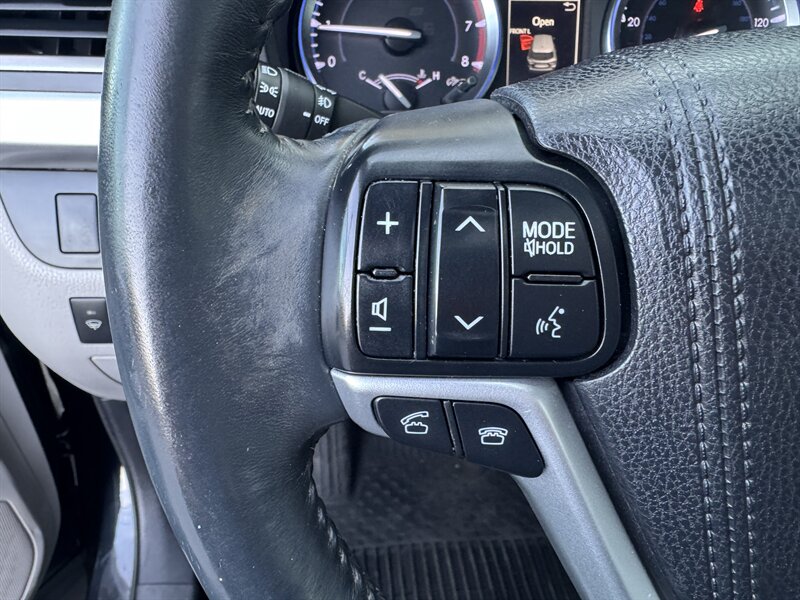 2016 Toyota Highlander XLE - Photo 11 - Seattle, WA 98125