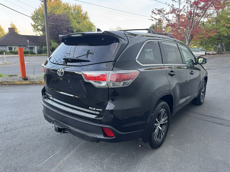 2016 Toyota Highlander XLE - Photo 4 - Seattle, WA 98125