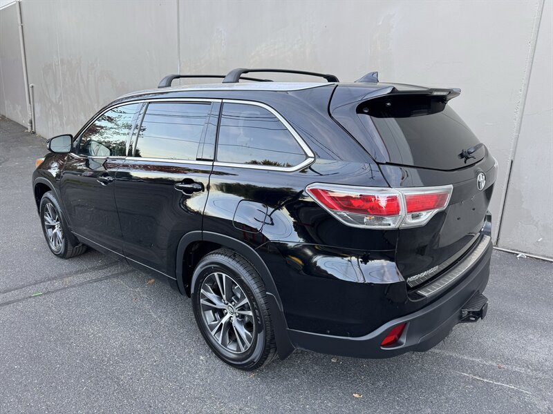 2016 Toyota Highlander XLE - Photo 6 - Seattle, WA 98125