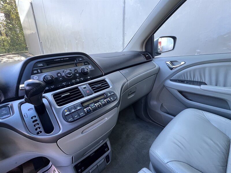 2006 Honda Odyssey EX-L w/DVD - Photo 24 - Seattle, WA 98125