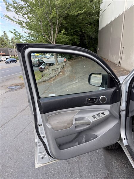 2007 Toyota Tacoma V6 4dr Double Cab 4WD 5.0 ft. SB (4L 5A) - Photo 13 - Seattle, WA 98125