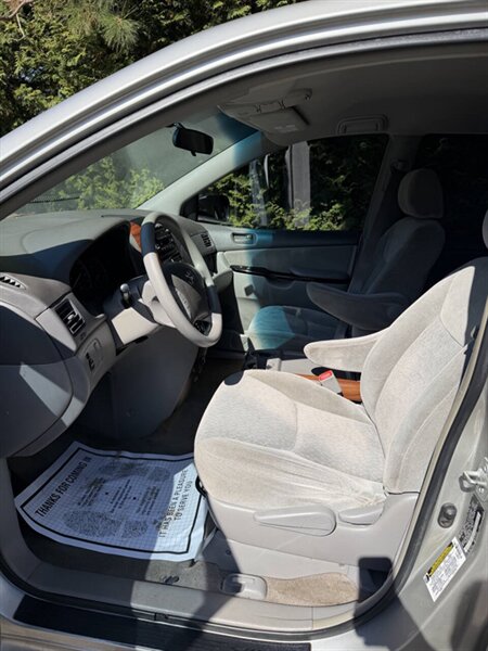 2005 Toyota Sienna CE 7 Passenger 4dr Mini Van - Photo 9 - Seattle, WA 98125