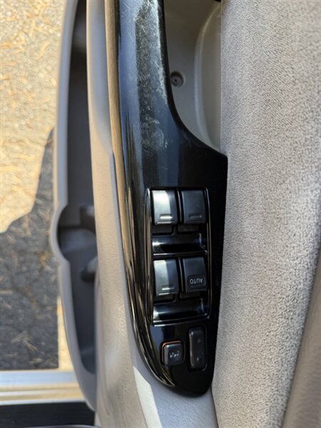 2005 Toyota Sienna CE 7 Passenger 4dr Mini Van - Photo 17 - Seattle, WA 98125