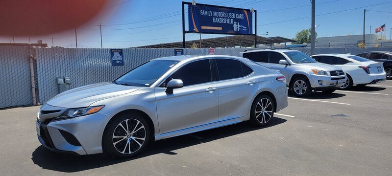 2020 Toyota Camry SE   - Photo 1 - Bakersfield, CA 93312