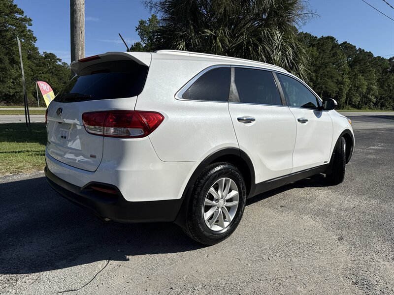 2016 Kia Sorento LX - Photo 5 - Little River, SC 29566