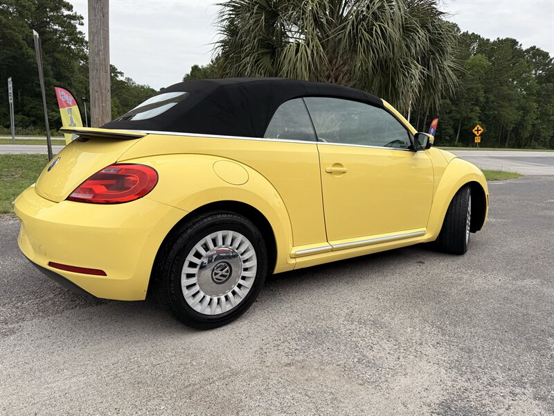 2015 Volkswagen Beetle Convertible 1.8T PZEV - Photo 7 - Little River, SC 29566
