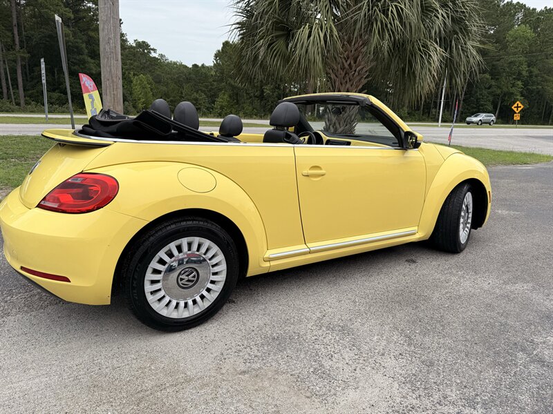 2015 Volkswagen Beetle Convertible 1.8T PZEV - Photo 3 - Little River, SC 29566