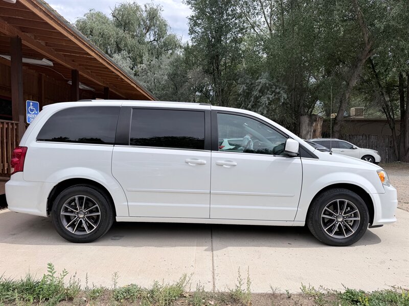 2017 Dodge Grand Caravan SXT - Photo 5 - Taos, NM 87571