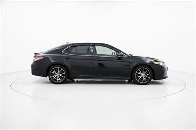 2022 Toyota Camry SE   - Photo 2 - Cape Coral, FL 33909