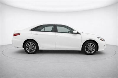 2015 Toyota Camry LE   - Photo 2 - Cape Coral, FL 33909