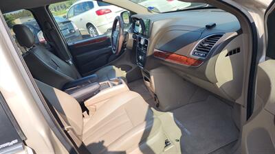2014 Chrysler Town and Country Touring-L - Photo 16 - Baraboo, WI 53913