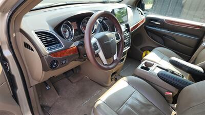 2014 Chrysler Town and Country Touring-L - Photo 9 - Baraboo, WI 53913