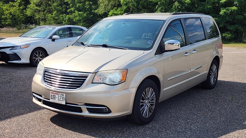 2014 Chrysler Town and Country Touring-L   - Photo 1 - Baraboo, WI 53913