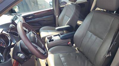 2014 Chrysler Town and Country Touring-L - Photo 10 - Baraboo, WI 53913