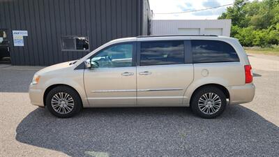 2014 Chrysler Town and Country Touring-L - Photo 5 - Baraboo, WI 53913