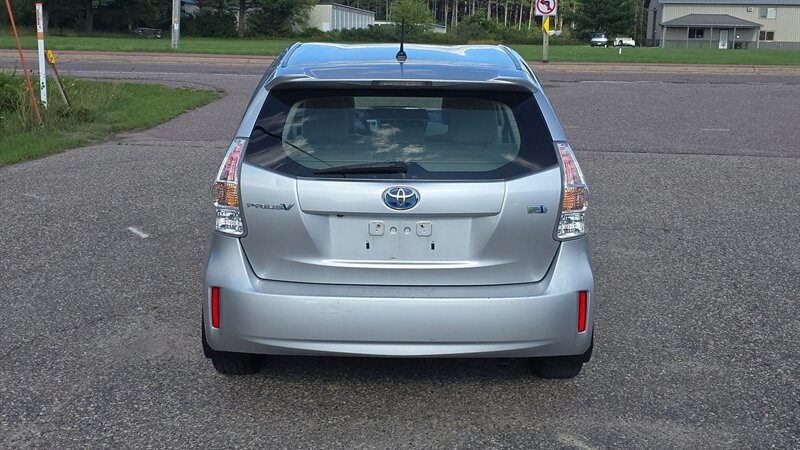 2012 Toyota Prius v Three - Photo 7 - Baraboo, WI 53913
