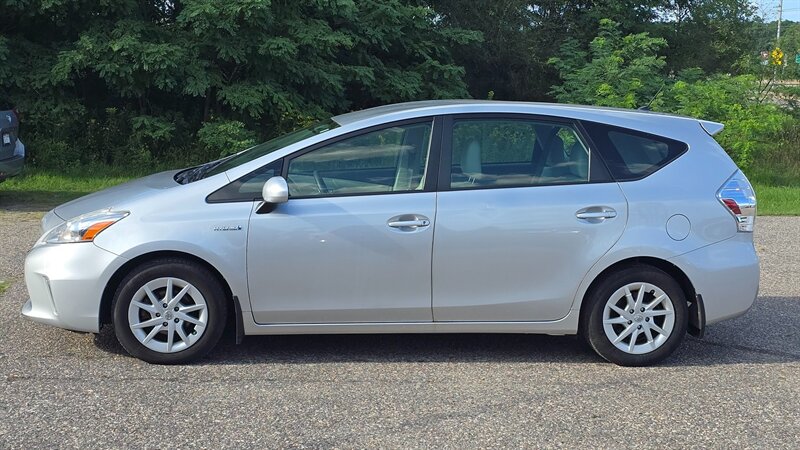 2012 Toyota Prius v Three - Photo 5 - Baraboo, WI 53913