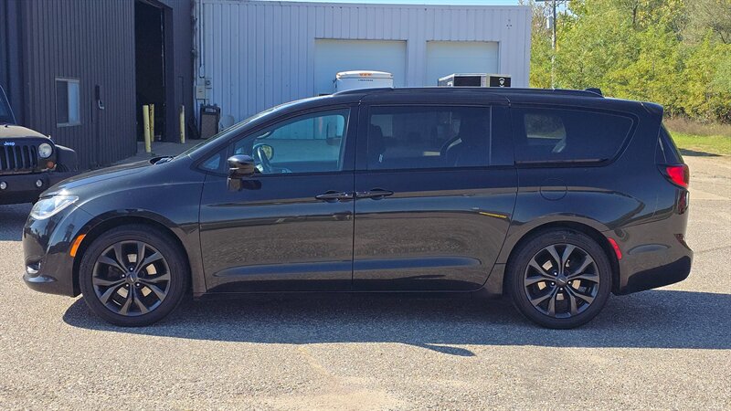 2018 Chrysler Pacifica Touring Plus - Photo 5 - Baraboo, WI 53913