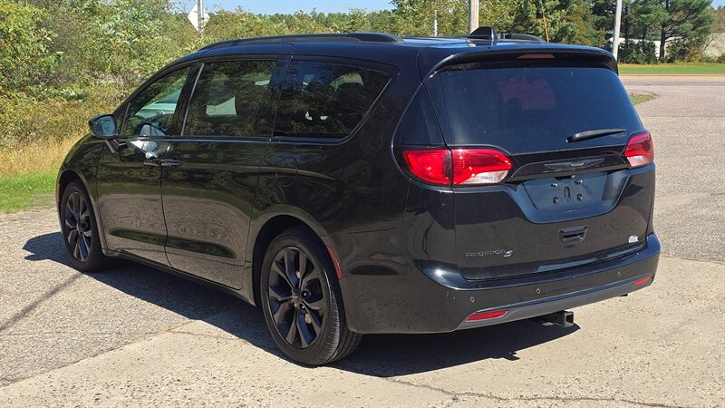 2018 Chrysler Pacifica Touring Plus - Photo 9 - Baraboo, WI 53913