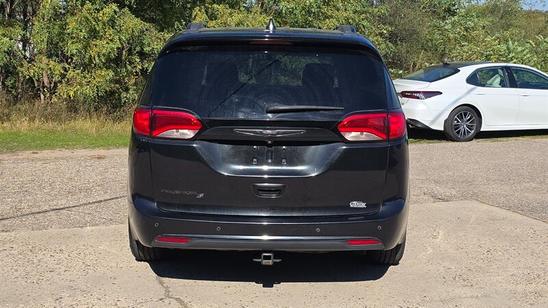 2018 Chrysler Pacifica Touring Plus - Photo 10 - Baraboo, WI 53913