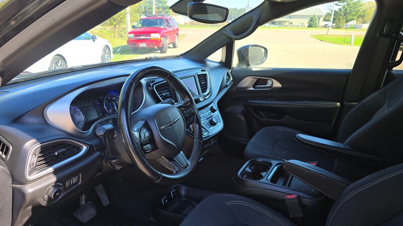 2018 Chrysler Pacifica Touring Plus - Photo 12 - Baraboo, WI 53913