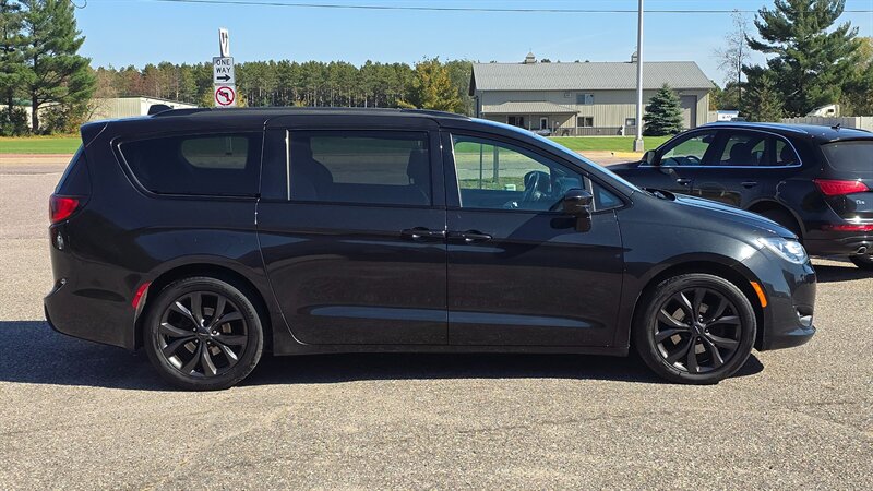 2018 Chrysler Pacifica Touring Plus - Photo 4 - Baraboo, WI 53913