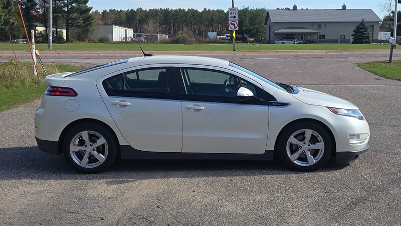 2013 Chevrolet Volt Premium - Photo 4 - Baraboo, WI 53913