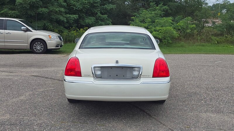 2007 Lincoln Town Car Signature - Photo 7 - Baraboo, WI 53913