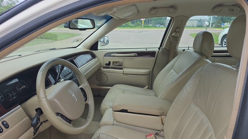 2007 Lincoln Town Car Signature - Photo 9 - Baraboo, WI 53913