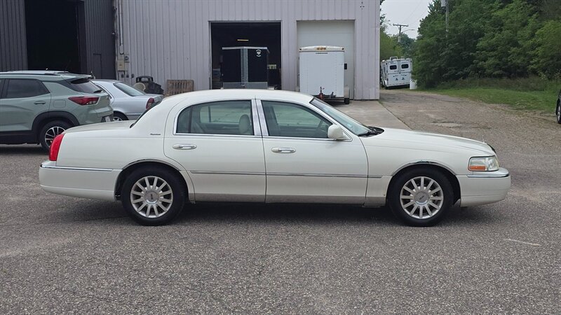 2007 Lincoln Town Car Signature - Photo 4 - Baraboo, WI 53913