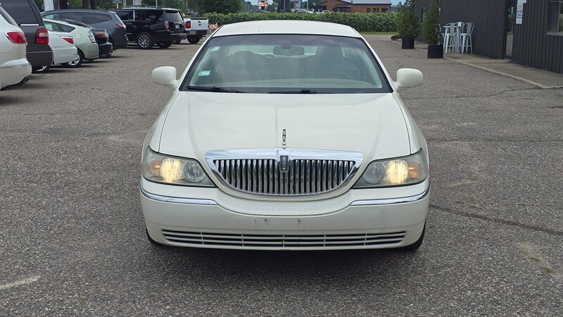 2007 Lincoln Town Car Signature - Photo 2 - Baraboo, WI 53913