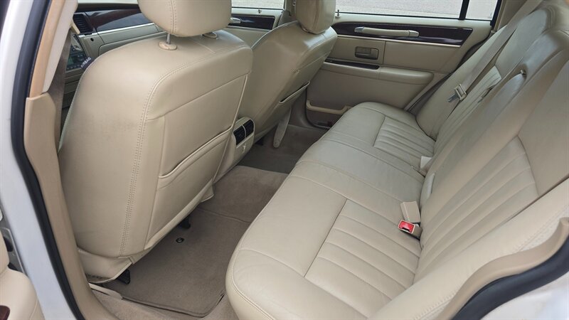 2007 Lincoln Town Car Signature - Photo 11 - Baraboo, WI 53913