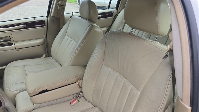 2007 Lincoln Town Car Signature - Photo 10 - Baraboo, WI 53913