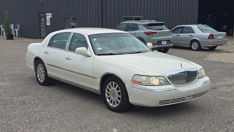 2007 Lincoln Town Car Signature - Photo 3 - Baraboo, WI 53913