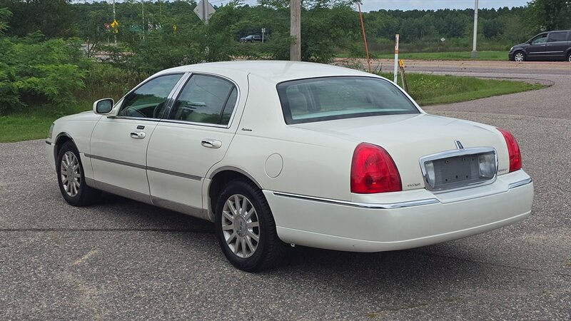 2007 Lincoln Town Car Signature - Photo 6 - Baraboo, WI 53913