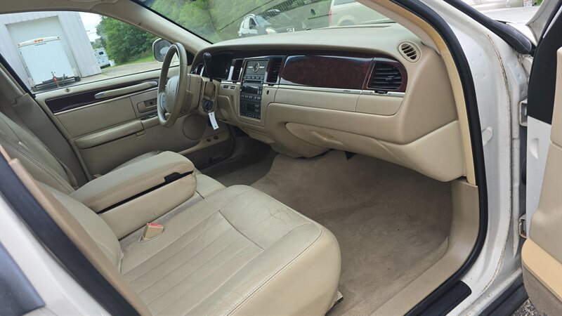 2007 Lincoln Town Car Signature - Photo 14 - Baraboo, WI 53913