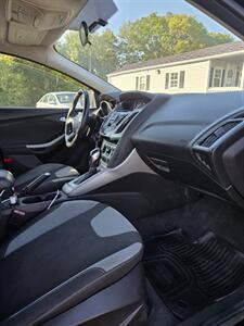 2012 Ford Focus SE   - Photo 14 - Inwood, WV 25428