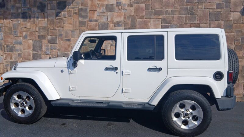 2013 Jeep Wrangler Unlimited Sahara - Photo 12 - Brunswick, OH 44212