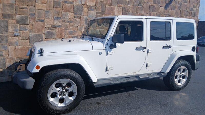 2013 Jeep Wrangler Unlimited Sahara - Photo 3 - Brunswick, OH 44212