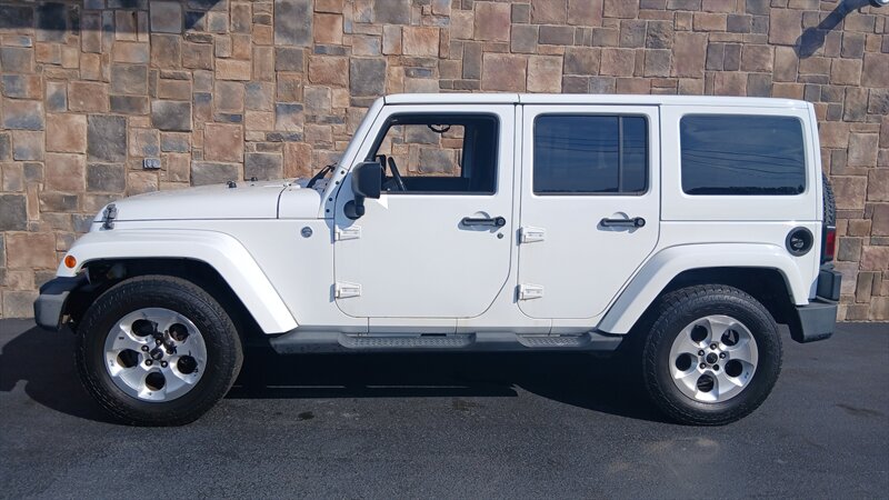 2013 Jeep Wrangler Unlimited Sahara - Photo 11 - Brunswick, OH 44212