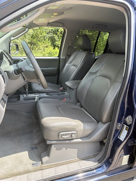 2010 Nissan Frontier SE V6 - Photo 6 - Brunswick, OH 44212