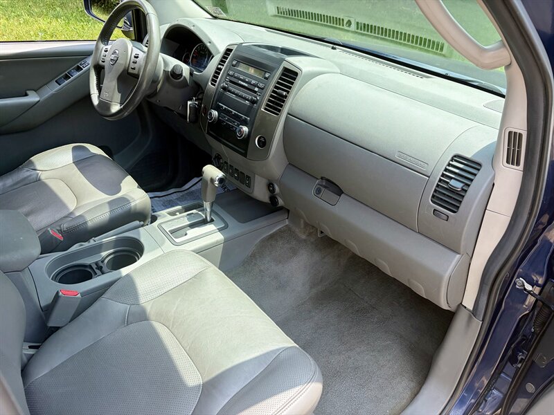 2010 Nissan Frontier SE V6 - Photo 8 - Brunswick, OH 44212